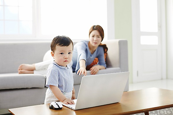 포토 JPG 전신 응시 여자 남자 아들 가족 엄마 실내 서기 상반신 성인 두명 앞모습 아웃포커스 30대 노트북 소파 눕기 기댐 놀람 만지기 한국인 육아 아기 가족라이프 책상 재택근무 워킹맘 사회적거리두기 싱글맘 국내포토 모자관계 라이프스타일 시선 감정 캠페인 뷰포인트 가구 의자 비즈니스 관계 모션 촬영기법 표정 사람 동양인 내부 장년 전자제품 비즈니스우먼 파일형식