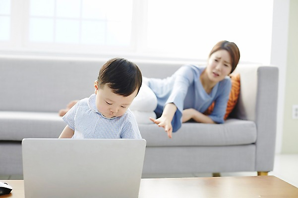 포토 JPG 응시 여자 남자 아들 가족 엄마 실내 서기 상반신 성인 두명 앞모습 아웃포커스 30대 노트북 소파 눕기 기댐 놀람 만지기 한국인 육아 아기 가족라이프 책상 재택근무 워킹맘 사회적거리두기 싱글맘 국내포토 모자관계 라이프스타일 시선 감정 캠페인 뷰포인트 가구 의자 비즈니스 관계 모션 촬영기법 표정 사람 동양인 내부 장년 전자제품 비즈니스우먼 파일형식