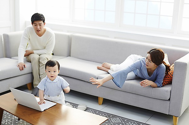 포토 JPG 전신 응시 여자 남자 아들 거실 가족 엄마 실내 서기 상반신 성인 앞모습 세명 30대 노트북 소파 눕기 기댐 놀람 만지기 한국인 아기 가족라이프 아빠 책상 국내포토 라이프스타일 시선 감정 뷰포인트 가구 의자 관계 모션 표정 사람 동양인 내부 장년 전자제품 파일형식 생활용품 인종 생활 오브젝트