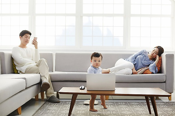 포토 JPG 주간 전신 응시 여자 남자 아들 거실 창문 가족 엄마 실내 서기 앉기 성인 앞모습 세명 30대 노트북 스마트폰 소파 눕기 기댐 만지기 한국인 아기 잠 가족라이프 아빠 무관심 책상 방치 국내포토 자연요소 라이프스타일 시선 감정 뷰포인트 가구 의자 관계 모션 사람 동양인 내부 장년 전자제품 핸드폰 스마트기기 파일형식