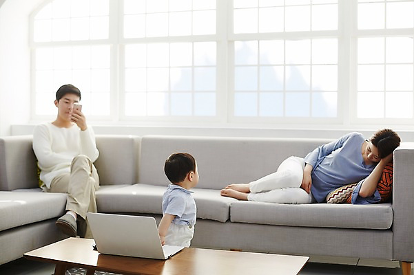 포토 JPG 전신 응시 여자 남자 아들 거실 가족 엄마 실내 서기 들기 앉기 상반신 성인 앞모습 옆모습 세명 30대 노트북 스마트폰 소파 눕기 기댐 만지기 한국인 아기 잠 가족라이프 아빠 무관심 책상 국내포토 라이프스타일 시선 감정 뷰포인트 가구 의자 관계 모션 사람 동양인 내부 장년 전자제품 핸드폰 스마트기기 파일형식