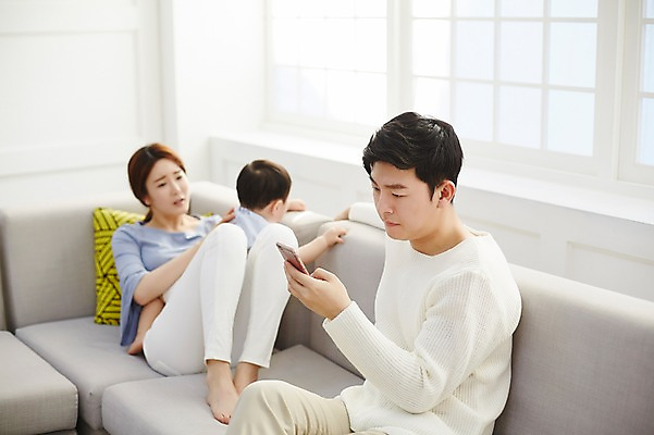 포토 JPG 전신 응시 여자 남자 아들 거실 가족 엄마 실내 들기 앉기 상반신 성인 앞모습 옆모습 아웃포커스 세명 30대 스마트폰 소파 기댐 한국인 아기 가족라이프 아빠 무관심 무시 신경질 국내포토 라이프스타일 시선 감정 뷰포인트 의자 관계 모션 촬영기법 사람 동양인 내부 장년 핸드폰 스마트기기 파일형식