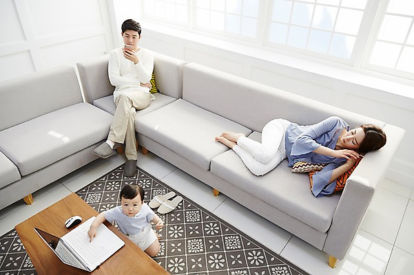 포토 JPG 주간 전신 응시 여자 남자 아들 거실 창문 가족 엄마 실내 서기 들기 앉기 성인 앞모습 옆모습 세명 30대 노트북 스마트폰 소파 하이앵글 눕기 기댐 만지기 한국인 아기 잠 가족라이프 아빠 무관심 책상 국내포토 자연요소 라이프스타일 시선 감정 뷰포인트 가구 의자 관계 모션 사람 동양인 내부 장년 전자제품 핸드폰 스마트기기 파일형식