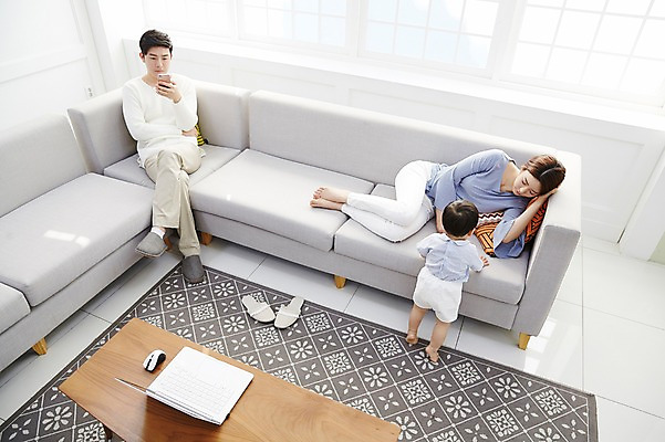 포토 JPG 주간 전신 응시 여자 남자 아들 거실 창문 가족 엄마 실내 서기 들기 앉기 성인 앞모습 뒷모습 세명 30대 노트북 스마트폰 소파 하이앵글 눕기 기댐 만지기 한국인 아기 잠 가족라이프 아빠 무관심 책상 국내포토 자연요소 라이프스타일 시선 감정 뷰포인트 가구 의자 관계 모션 사람 동양인 내부 장년 전자제품 핸드폰 스마트기기 파일형식