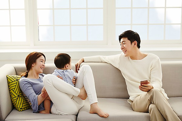 포토 JPG 전신 응시 여자 남자 아들 거실 가족 안기 엄마 실내 웃음 들기 앉기 상반신 성인 앞모습 옆모습 뒷모습 세명 30대 스마트폰 소파 화목 한국인 아기 가족라이프 아빠 국내포토 라이프스타일 시선 뷰포인트 컨셉 의자 관계 모션 표정 사람 동양인 내부 장년 핸드폰 스마트기기 파일형식