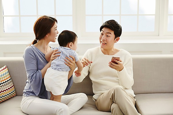 포토 JPG 응시 여자 남자 아들 거실 가족 안기 엄마 실내 웃음 들기 앉기 상반신 성인 앞모습 옆모습 뒷모습 세명 30대 스마트폰 소파 화목 한국인 아기 가족라이프 아빠 국내포토 라이프스타일 시선 뷰포인트 컨셉 의자 관계 모션 표정 사람 동양인 내부 장년 핸드폰 스마트기기 파일형식