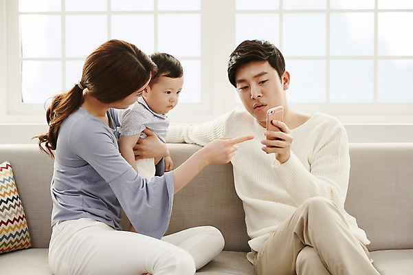 포토 JPG 응시 여자 남자 아들 거실 가족 안기 엄마 실내 들기 앉기 상반신 성인 앞모습 옆모습 세명 30대 스마트폰 소파 화목 한국인 가리킴 아기 가족라이프 아빠 국내포토 라이프스타일 시선 뷰포인트 컨셉 의자 관계 모션 사람 동양인 손짓 내부 장년 핸드폰 스마트기기 파일형식