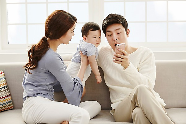 포토 JPG 응시 여자 남자 아들 거실 가족 안기 엄마 실내 들기 앉기 상반신 성인 앞모습 옆모습 세명 30대 스마트폰 소파 화목 한국인 아기 가족라이프 아빠 국내포토 라이프스타일 시선 뷰포인트 컨셉 의자 관계 모션 사람 동양인 내부 장년 핸드폰 스마트기기 파일형식 가구 인종 생활 전자제품 생활용품 오브젝트