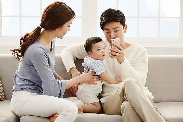 포토 JPG 응시 여자 남자 아들 거실 가족 안기 엄마 실내 웃음 들기 앉기 상반신 성인 앞모습 옆모습 세명 30대 스마트폰 소파 화목 한국인 아기 가족라이프 아빠 국내포토 라이프스타일 시선 뷰포인트 컨셉 의자 관계 모션 표정 사람 동양인 내부 장년 핸드폰 스마트기기 파일형식 가구 인종 생활 전자제품 생활용품 오브젝트