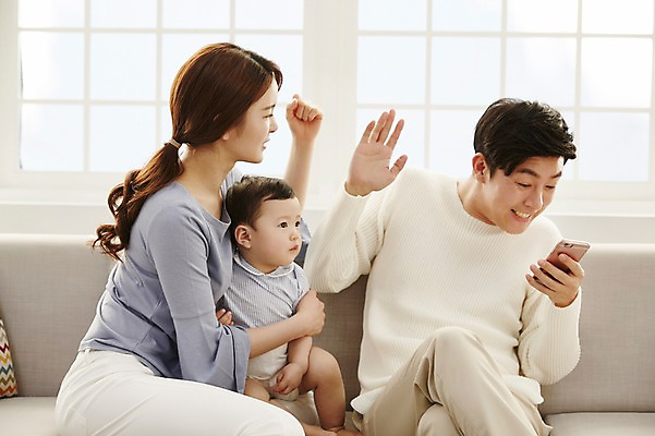 포토 JPG 응시 여자 남자 아들 거실 장난 가족 안기 엄마 실내 들기 앉기 상반신 성인 앞모습 옆모습 세명 30대 스마트폰 소파 한국인 분노 아기 가족라이프 아빠 꾸지람 국내포토 라이프스타일 시선 감정 뷰포인트 의자 관계 모션 사람 동양인 내부 장년 핸드폰 스마트기기 체벌 파일형식