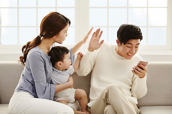 포토 JPG 응시 여자 남자 아들 거실 장난 가족 안기 엄마 실내 들기 앉기 상반신 성인 앞모습 옆모습 세명 30대 스마트폰 소파 한국인 분노 아기 가족라이프 아빠 꾸지람 국내포토 라이프스타일 시선 감정 뷰포인트 의자 관계 모션 사람 동양인 내부 장년 핸드폰 스마트기기 체벌 파일형식