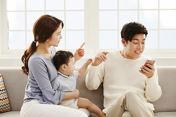 포토 JPG 응시 여자 남자 아들 가족 안기 엄마 실내 들기 앉기 손짓 상반신 성인 앞모습 옆모습 세명 30대 스마트폰 소파 화목 한국인 가리킴 아기 가족라이프 아빠 꾸지람 국내포토 라이프스타일 시선 뷰포인트 컨셉 의자 관계 모션 사람 동양인 내부 장년 핸드폰 스마트기기 체벌 파일형식