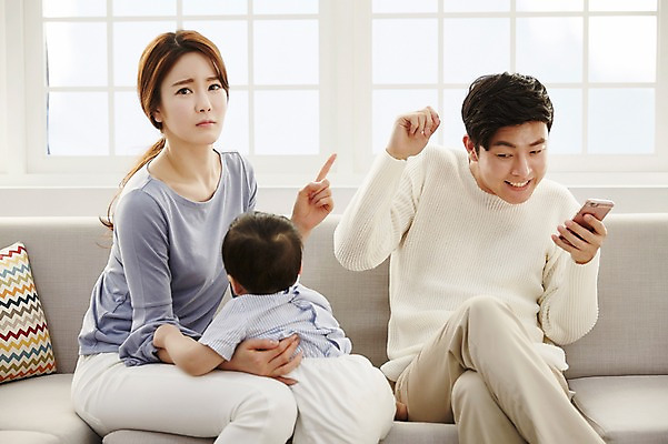 포토 JPG 응시 여자 남자 아들 거실 장난 가족 엄마 실내 들기 앉기 손짓 상반신 성인 앞모습 옆모습 세명 30대 스마트폰 소파 한국인 분노 가리킴 아기 가족라이프 아빠 꾸지람 국내포토 라이프스타일 시선 감정 뷰포인트 의자 관계 모션 사람 동양인 내부 장년 핸드폰 스마트기기 체벌 파일형식