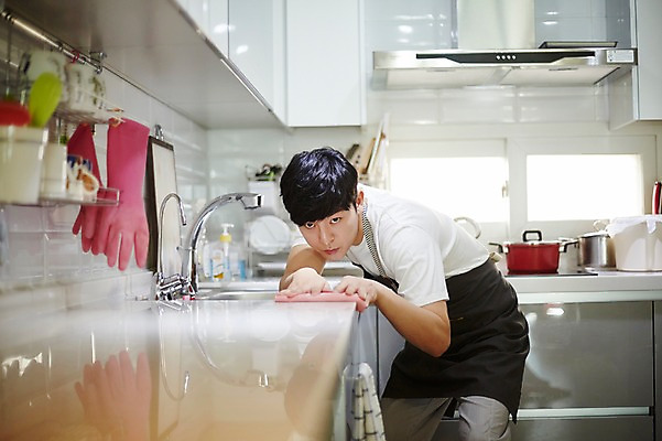 포토 JPG 응시 남자 가사 주방용품 실내 한명 서기 상반신 성인 옆모습 아웃포커스 30대 주방 한국인 청소 싱크대 걸레 닦기 성인남자한명만 국내포토 1 시선 뷰포인트 생활용품 모션 촬영기법 사람 동양인 내부 장년 청소도구 개수대 남자한명만 성인남자만 파일형식