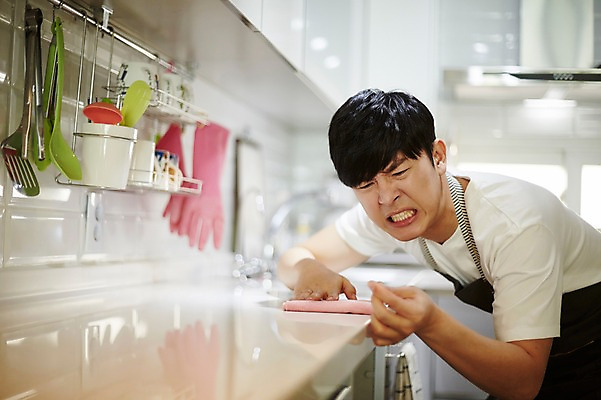포토 JPG 응시 남자 가사 주방용품 실내 한명 서기 상반신 성인 옆모습 아웃포커스 30대 주방 한국인 찡그림 청소 싱크대 걸레 닦기 성인남자한명만 국내포토 1 시선 뷰포인트 생활용품 모션 촬영기법 표정 사람 동양인 내부 장년 청소도구 개수대 남자한명만 성인남자만 파일형식