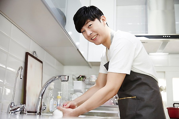 포토 JPG 그릇 남자 가사 주방용품 실내 한명 서기 웃음 상반신 성인 옆모습 30대 주방 한국인 설거지 싱크대 닦기 성인남자한명만 국내포토 1 식기 뷰포인트 생활용품 모션 표정 사람 동양인 내부 장년 개수대 남자한명만 성인남자만 파일형식