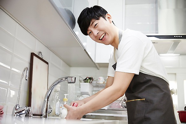 포토 JPG 그릇 남자 가사 주방용품 실내 한명 서기 웃음 상반신 성인 옆모습 30대 주방 한국인 설거지 싱크대 닦기 성인남자한명만 국내포토 1 식기 뷰포인트 생활용품 모션 표정 사람 동양인 내부 장년 개수대 남자한명만 성인남자만 파일형식