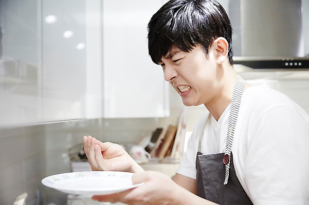 포토 JPG 그릇 접시 응시 남자 가사 주방용품 실내 한명 서기 들기 상반신 성인 옆모습 30대 주방 한국인 찡그림 지저분함 성인남자한명만 국내포토 1 식기 시선 뷰포인트 생활용품 모션 표정 사람 동양인 내부 장년 감각 남자한명만 성인남자만 파일형식