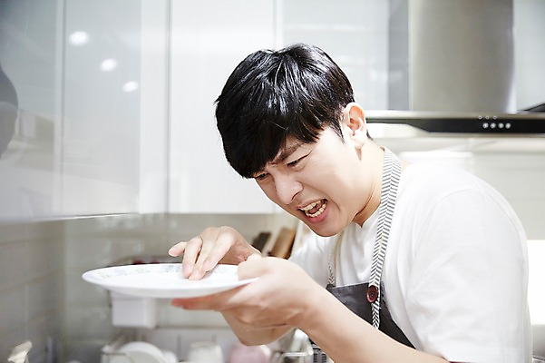 포토 JPG 그릇 접시 응시 남자 가사 주방용품 실내 한명 서기 들기 상반신 성인 옆모습 아웃포커스 30대 주방 한국인 찡그림 지저분함 성인남자한명만 국내포토 1 식기 시선 뷰포인트 생활용품 모션 촬영기법 표정 사람 동양인 내부 장년 감각 남자한명만 성인남자만 파일형식