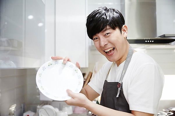 포토 JPG 그릇 남자 가사 주방용품 실내 한명 서기 웃음 들기 상반신 성인 옆모습 30대 주방 깨끗함 한국인 성인남자한명만 국내포토 1 식기 뷰포인트 생활용품 컨셉 모션 표정 사람 동양인 내부 장년 남자한명만 성인남자만 파일형식