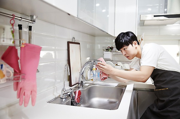 포토 JPG 응시 남자 가사 주방용품 실내 한명 서기 상반신 성인 옆모습 30대 주방 한국인 청소 싱크대 고무장갑 닦기 성인남자한명만 국내포토 1 시선 뷰포인트 생활용품 장갑 모션 사람 동양인 내부 장년 개수대 고무 남자한명만 성인남자만 파일형식