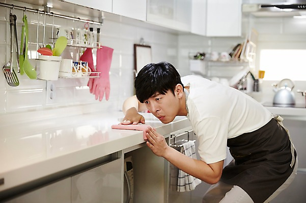 포토 JPG 응시 남자 가사 주방용품 실내 한명 서기 상반신 성인 옆모습 30대 주방 한국인 찡그림 청소 싱크대 걸레 닦기 성인남자한명만 국내포토 1 시선 뷰포인트 생활용품 모션 표정 사람 동양인 내부 장년 청소도구 개수대 남자한명만 성인남자만 파일형식