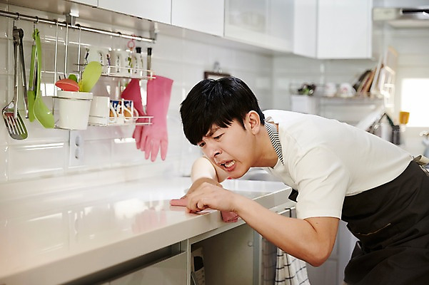 포토 JPG 응시 남자 가사 주방용품 실내 한명 서기 상반신 성인 옆모습 30대 주방 한국인 찡그림 청소 싱크대 닦기 성인남자한명만 국내포토 1 시선 뷰포인트 생활용품 모션 표정 사람 동양인 내부 장년 개수대 남자한명만 성인남자만 파일형식 인종 오브젝트 남자만 성인만
