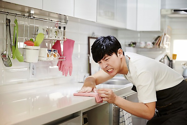 포토 JPG 응시 남자 가사 주방용품 실내 한명 서기 상반신 성인 옆모습 30대 주방 한국인 찡그림 청소 싱크대 걸레 닦기 성인남자한명만 국내포토 1 시선 뷰포인트 생활용품 모션 표정 사람 동양인 내부 장년 청소도구 개수대 남자한명만 성인남자만 파일형식