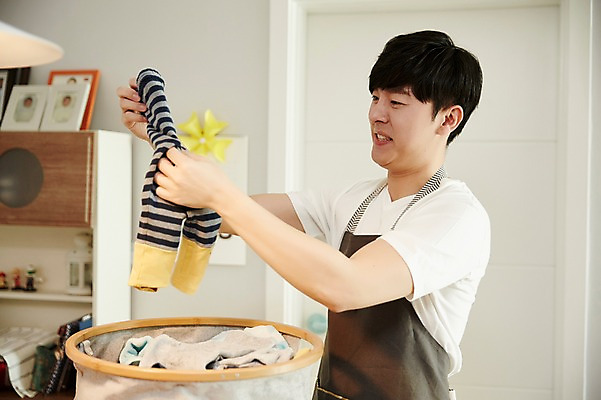 포토 JPG 응시 남자 가사 실내 한명 서기 들기 상반신 성인 옆모습 30대 한국인 빨래 빨래개기 빨래바구니 성인남자한명만 국내포토 1 시선 뷰포인트 모션 사람 동양인 내부 장년 바구니 남자한명만 성인남자만 파일형식