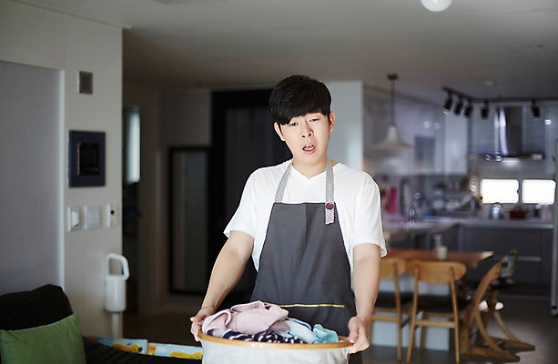 포토 JPG 응시 남자 가사 거실 실내 한명 서기 웃음 들기 상반신 성인 앞모습 아웃포커스 30대 한국인 빨래 빨래바구니 성인남자한명만 국내포토 1 시선 뷰포인트 모션 촬영기법 표정 사람 동양인 내부 장년 바구니 남자한명만 성인남자만 파일형식