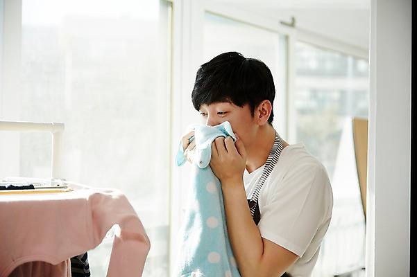 포토 JPG 주간 응시 남자 가사 실내 한명 서기 들기 상반신 성인 옆모습 30대 한국인 발코니 빨래 창가 냄새 빨래건조대 빨래널기 성인남자한명만 국내포토 자연요소 1 시선 뷰포인트 창문 모션 사람 동양인 내부 장년 빨래대 남자한명만 성인남자만 파일형식