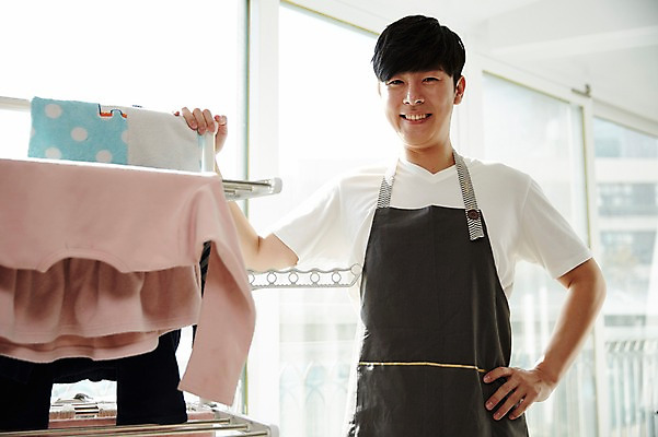 포토 JPG 주간 남자 허리손 가사 실내 한명 서기 웃음 들기 상반신 성인 앞모습 30대 한국인 발코니 빨래 창가 빨래건조대 빨래널기 성인남자한명만 국내포토 자연요소 1 뷰포인트 포즈 창문 모션 표정 사람 동양인 내부 장년 빨래대 남자한명만 성인남자만 파일형식