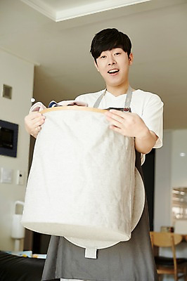 포토 JPG 남자 가사 거실 실내 한명 서기 웃음 들기 상반신 성인 앞모습 아웃포커스 30대 한국인 빨래 빨래바구니 성인남자한명만 국내포토 1 뷰포인트 모션 촬영기법 표정 사람 동양인 내부 장년 바구니 남자한명만 성인남자만 파일형식