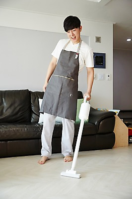 포토 JPG 전신 응시 남자 가사 거실 실내 한명 서기 웃음 들기 성인 앞모습 30대 소파 한국인 청소 청소기 성인남자한명만 국내포토 1 시선 뷰포인트 의자 모션 표정 사람 동양인 내부 장년 전자제품 청소도구 남자한명만 성인남자만 파일형식