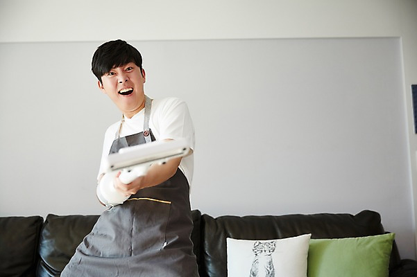 포토 JPG 남자 가사 거실 장난 실내 한명 서기 웃음 들기 상반신 성인 앞모습 아웃포커스 30대 소파 한국인 청소기 전쟁놀이 성인남자한명만 국내포토 1 뷰포인트 의자 모션 놀이 촬영기법 표정 사람 동양인 내부 장년 전자제품 청소도구 남자한명만 성인남자만 파일형식