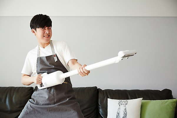 포토 JPG 응시 남자 가사 거실 장난 실내 한명 서기 웃음 들기 상반신 성인 앞모습 30대 소파 한국인 청소기 전쟁놀이 성인남자한명만 국내포토 1 시선 뷰포인트 의자 모션 놀이 표정 사람 동양인 내부 장년 전자제품 청소도구 남자한명만 성인남자만 파일형식