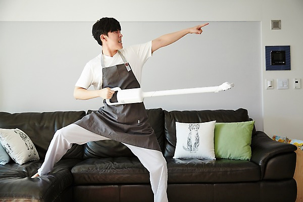 포토 JPG 응시 남자 가사 거실 장난 실내 한명 서기 웃음 들기 상반신 성인 앞모습 30대 한국인 가리킴 청소기 전쟁놀이 성인남자한명만 국내포토 1 시선 뷰포인트 모션 놀이 표정 사람 동양인 손짓 내부 장년 전자제품 청소도구 남자한명만 성인남자만 파일형식