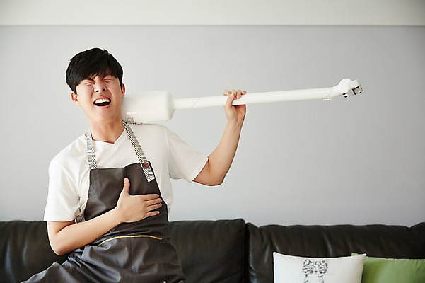 포토 JPG 남자 가사 거실 장난 실내 한명 서기 웃음 들기 상반신 성인 앞모습 30대 소파 한국인 청소기 전쟁놀이 성인남자한명만 국내포토 1 뷰포인트 의자 모션 놀이 표정 사람 동양인 내부 장년 전자제품 청소도구 남자한명만 성인남자만 파일형식