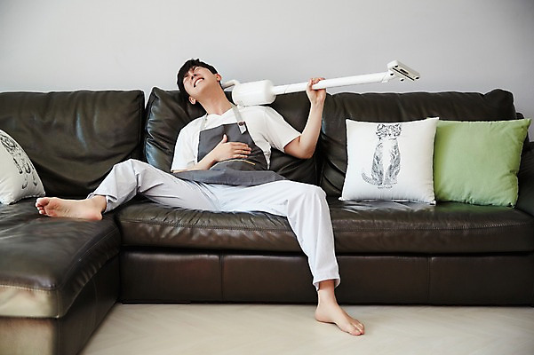 포토 JPG 전신 남자 가사 거실 장난 실내 한명 들기 앉기 성인 앞모습 30대 소파 한국인 청소기 전쟁놀이 성인남자한명만 국내포토 1 뷰포인트 의자 모션 놀이 사람 동양인 내부 장년 전자제품 청소도구 남자한명만 성인남자만 파일형식