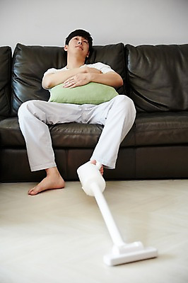 포토 JPG 전신 남자 가사 거실 맨발 실내 한명 앉기 성인 앞모습 30대 소파 기댐 한국인 청소 청소기 귀찮음 성인남자한명만 국내포토 1 뷰포인트 컨셉 의자 모션 발 사람 동양인 내부 장년 전자제품 청소도구 남자한명만 성인남자만 파일형식