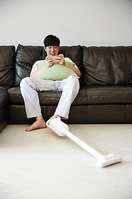 포토 JPG 전신 응시 남자 가사 거실 맨발 실내 한명 웃음 들기 앉기 성인 앞모습 30대 스마트폰 소파 한국인 청소 청소기 귀찮음 딴짓 성인남자한명만 국내포토 1 시선 뷰포인트 컨셉 의자 모션 발 표정 사람 동양인 내부 장년 전자제품 핸드폰 스마트기기 청소도구 남자한명만 성인남자만 파일형식