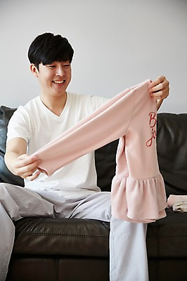 포토 JPG 남자 가사 거실 실내 한명 웃음 들기 앉기 상반신 성인 앞모습 30대 소파 한국인 빨래 빨래개기 성인남자한명만 국내포토 1 뷰포인트 의자 모션 표정 사람 동양인 내부 장년 남자한명만 성인남자만 파일형식