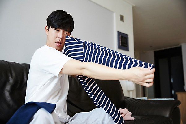 포토 JPG 응시 남자 가사 거실 실내 한명 앉기 상반신 성인 옆모습 30대 소파 한국인 빨래 빨래개기 성인남자한명만 국내포토 1 시선 뷰포인트 의자 모션 사람 동양인 내부 장년 남자한명만 성인남자만 파일형식