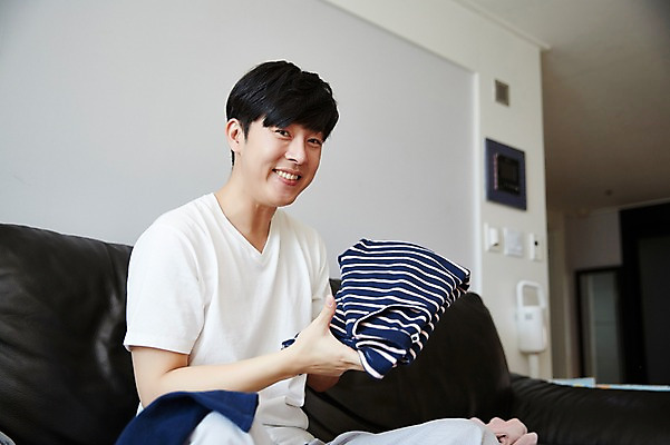 포토 JPG 남자 가사 거실 실내 한명 웃음 들기 앉기 상반신 성인 옆모습 30대 소파 한국인 빨래 빨래개기 성인남자한명만 국내포토 1 뷰포인트 의자 모션 표정 사람 동양인 내부 장년 남자한명만 성인남자만 파일형식