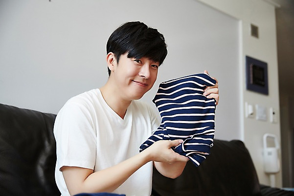 포토 JPG 남자 가사 거실 실내 한명 웃음 들기 앉기 상반신 성인 앞모습 아웃포커스 30대 소파 한국인 빨래 빨래개기 성인남자한명만 국내포토 1 뷰포인트 의자 모션 촬영기법 표정 사람 동양인 내부 장년 남자한명만 성인남자만 파일형식