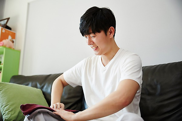 포토 JPG 응시 남자 가사 거실 실내 한명 웃음 앉기 상반신 성인 옆모습 30대 소파 한국인 빨래 빨래개기 성인남자한명만 국내포토 1 시선 뷰포인트 의자 모션 표정 사람 동양인 내부 장년 남자한명만 성인남자만 파일형식