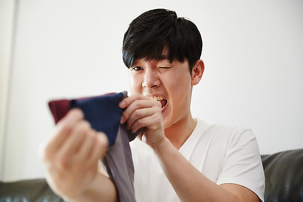 포토 JPG 응시 남자 가사 거실 실내 한명 웃음 앉기 상반신 성인 앞모습 아웃포커스 30대 소파 한국인 빨래 빨래개기 성인남자한명만 국내포토 1 시선 뷰포인트 의자 모션 촬영기법 표정 사람 동양인 내부 장년 남자한명만 성인남자만 파일형식