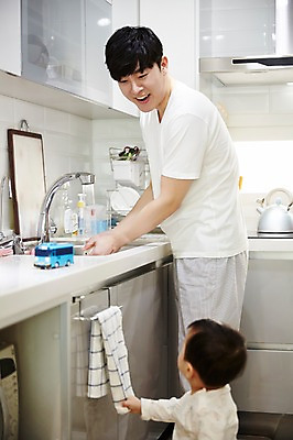 포토 JPG 응시 남자 아들 가족 주방용품 실내 서기 웃음 상반신 성인 두명 옆모습 30대 장난감 주방 한국인 육아 아기 가족라이프 아빠 설거지 싱크대 행주 부자지간 남자만 남성육아휴직 육아대디 싱글대디 한부모가족 국내포토 라이프스타일 시선 뷰포인트 생활용품 가사 관계 모션 표정 사람 동양인 내부 장년 청소도구 개수대 파일형식 육아휴직