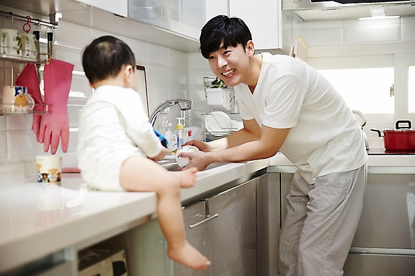 포토 JPG 전신 응시 남자 아들 가족 주방용품 실내 서기 웃음 들기 앉기 상반신 성인 두명 옆모습 30대 장난감 주방 한국인 육아 아기 가족라이프 아빠 설거지 싱크대 부자지간 남자만 남성육아휴직 육아대디 싱글대디 한부모가족 국내포토 라이프스타일 시선 뷰포인트 생활용품 가사 관계 모션 표정 사람 동양인 내부 장년 개수대 파일형식 육아휴직