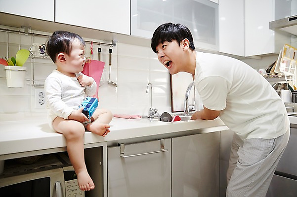 포토 JPG 전신 응시 남자 아들 가족 주방용품 실내 서기 들기 앉기 상반신 성인 두명 옆모습 30대 장난감 주방 한국인 육아 아기 가족라이프 아빠 설거지 눈물 싱크대 부자지간 남자만 남성육아휴직 육아대디 싱글대디 한부모가족 국내포토 라이프스타일 시선 감정 뷰포인트 생활용품 가사 관계 모션 사람 동양인 내부 장년 개수대 파일형식 육아휴직